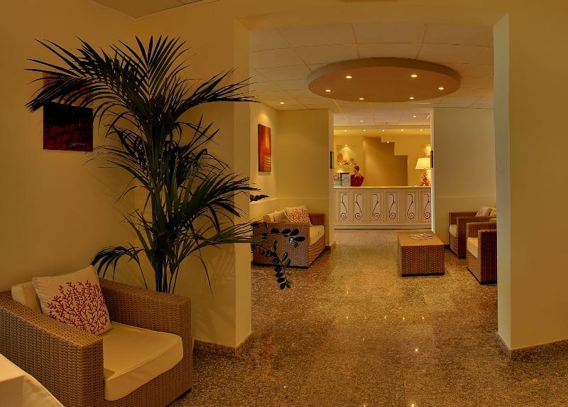 Hotel Corallo Изола-Росса Интерьер фото
